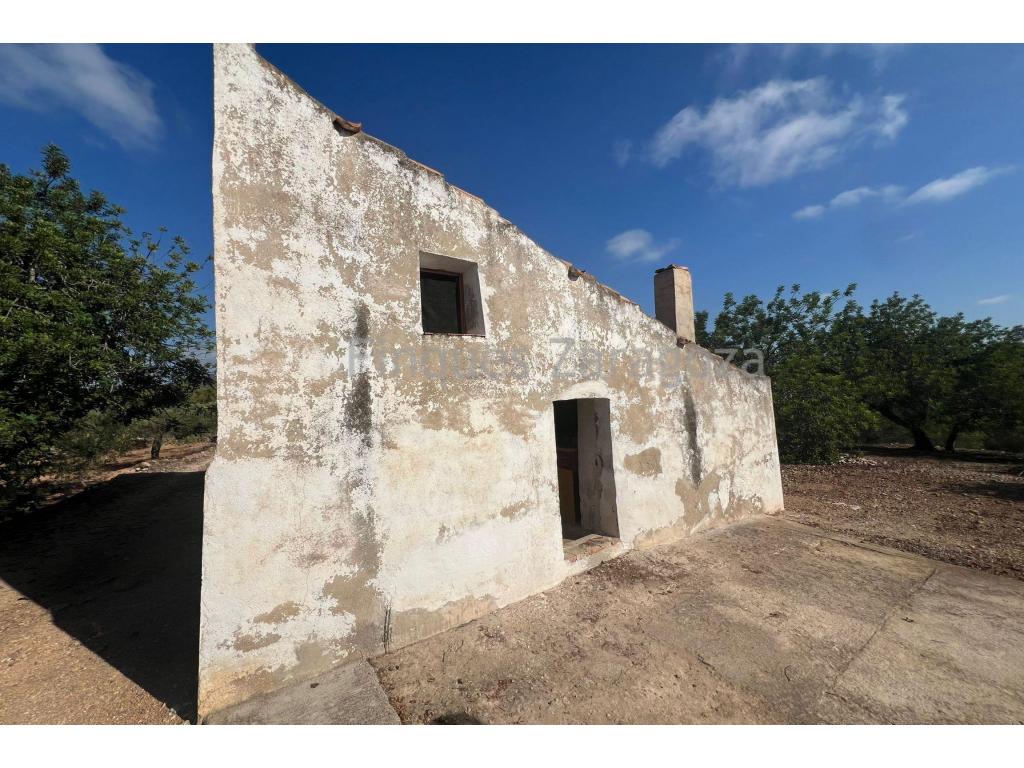 Rustic estate located in the municipality of Campredó, with an approximate surface area of 41,583 m², currently cultivated and mainly planted with olive, carob and almond trees.The property includes a 26 m² country house, built in 1988, ideal as a practical space for enjoying the estate and its rural surroundings.One of the main attractions of this property is its elevated location, which offers views of the Ebro Delta and the sea from different points of the estate. A peaceful setting surrounded by nature.Another particularly noteworthy feature is the convenient access via a paved road leading directly to the estate, making it very easy to reach throughout the year.A charming property for those looking for a productive agricultural estate with good accessibility, spacious grounds, privacy and beautiful views of the Ebro Delta and the Mediterranean.*The indicated price does not include the expenses and taxes arising from the transfer, such as notarial, land registry and administrative fees, as well as any applicable taxes (Property Transfer Tax, Value Added Tax or Stamp Duty), which shall be borne entirely by the purchaser, in accordance with current legislation.Real estate agency fees are included in the agreed sale price.For information and consultation regarding the applicable tax regime, it is recommended to visit the website of the Catalan Tax Agency: https://atc.gencat.cat/ca/tributsThe information contained in this advertisement is for information and guidance purposes only and does not constitute, under any circumstances, a binding offer or contract. Finques Zaragoza Immobiliaria Delta de l’Ebre, SL. reserves the right to modify, update or correct the content of this advertisement at any time without prior notice.